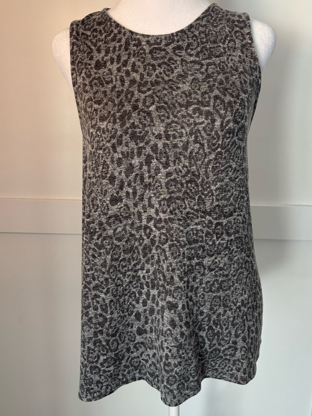 Gibson Gray Leopard Print Sleeveless Tank size small